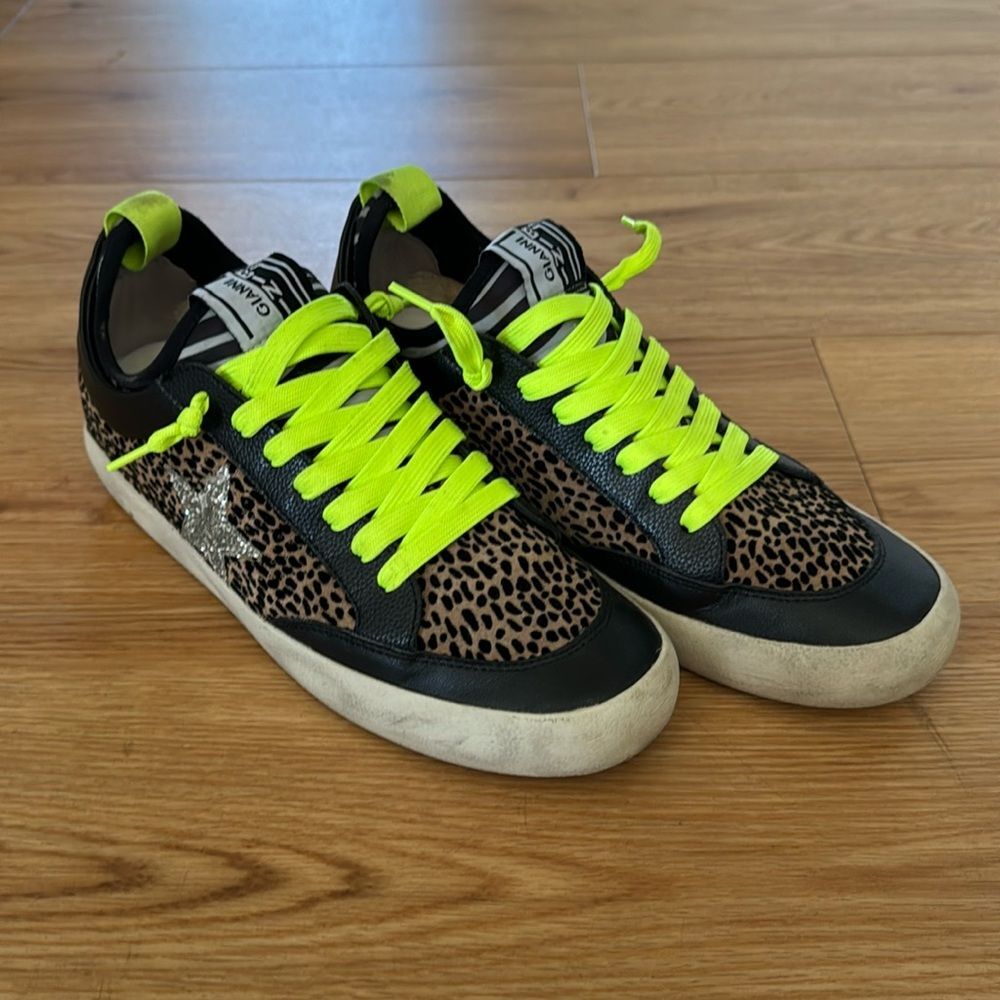 Gianni Bini Womens Kaekko Fashion Sneaker 8 Star Cheeta Animal Golden Dupe Fun